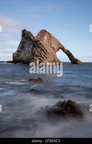 Exposition longue de Bow Fiddle Rock à Portknokie, Moray, sur la côte écossaise, Scotland, Royaume-Uni Banque D'Images