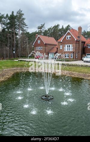 Hartland Village, nouveau développement de logements près de Fleet dans le Hampshire, Angleterre, Royaume-Uni Banque D'Images