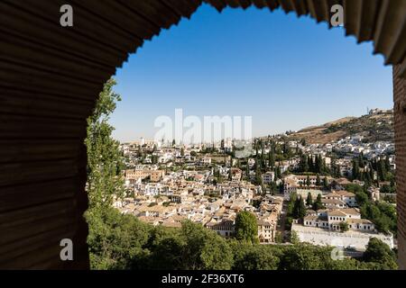 Quartier Albayzin de Grenade, Espagne, d'une fenêtre dans le palais de l'Alhambra Banque D'Images