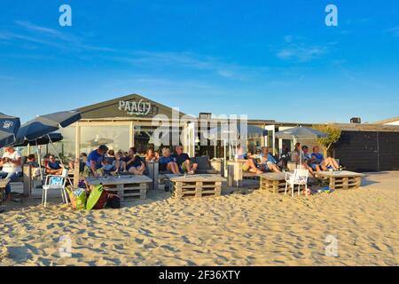 Texel, pays-Bas - août 2019: Les touristes se détendant au restaurant de salon de plage appelé 'Paal 17' sur l'île de Texel dans le nord des pays-Bas Banque D'Images
