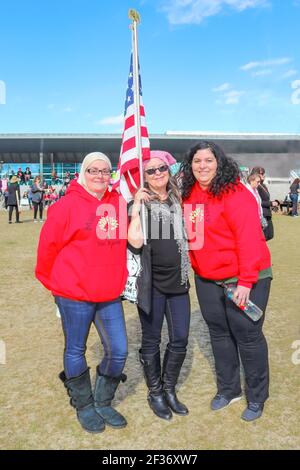 1-20-2018 Tulsa Oklahoma États-Unis deux femmes avec des musulmans 4 Mercy Sweat-shirts debout avec une femme en chapeau rose avec drapeau américain À Womens March Banque D'Images