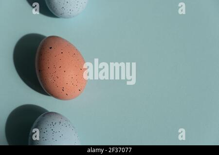 Oeufs de Pâques sur fond bleu, carte de Pâques avec espace pour le texte Banque D'Images