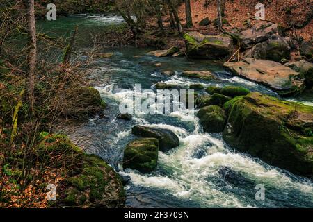 Les cascades d'Irrel du Prüm. Les rapides dans les tronçons inférieurs du Prüm près d'Irrel dans l'Eifel, Allemagne. Banque D'Images