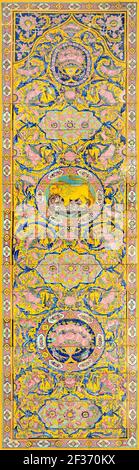 Œuvres d'art en carreaux de céramique dans le palais de Golestan à Téhéran, période de Qentra. Détail de l'extérieur de l'édifice du Soleil / Banque D'Images