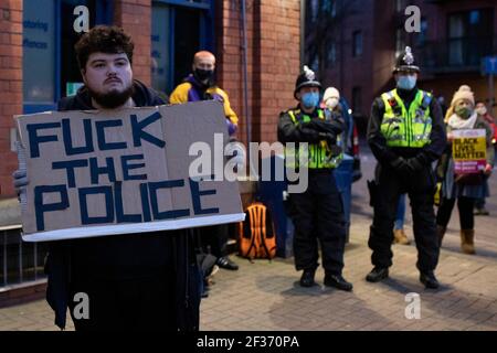 Cardiff, pays de Galles, Royaume-Uni. 15 mars 2021. Les manifestants lors d'une « récupération de ces rues »/défendez votre droit de manifester devant le poste de police de Cardiff Bay. Crédit : Mark Hawkins/Alay Live News Banque D'Images