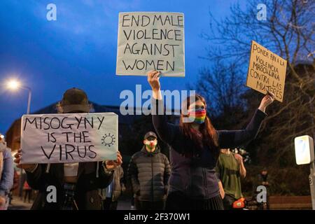 Cardiff, pays de Galles, Royaume-Uni. 15 mars 2021. Les manifestants lors d'une « récupération de ces rues » défendent votre droit de manifester devant le poste de police de Cardiff Bay. Crédit : Mark Hawkins/Alay Live News Banque D'Images