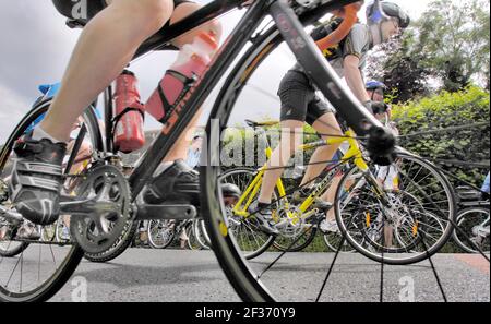 TRAJET EN VÉLO DE LONDRES À BRIGHTON 2007 À TURNER'S HILL SUSSEX - LE POINT À MI-CHEMIN. LE PARCOURS EST ORGANISÉ PAR LA BRITISH HEART FOUNDATION. 27500 PERSONNES ONT PRIS PART .17 juin 2007 dix Best UK Cycling Events mercredi 23 mai 2012 Banque D'Images