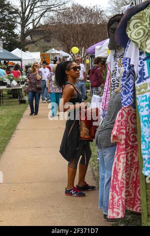 Tulsa Oklahoma États-Unis 4 13 2018 femmes afro-américaines magasines au stand de vêtements au salon de jardin de printemps Banque D'Images