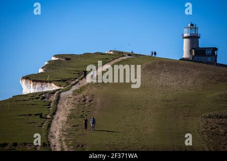 Les gens apprécient le temps et font une promenade au phare de Belle tout dans l'est du Sussex Banque D'Images