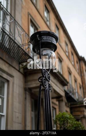 Lampes de rue à l'ancienne dans le quartier de Newtown à Édimbourg Banque D'Images