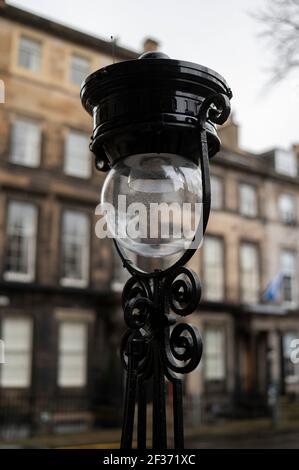 Lampes de rue à l'ancienne dans le quartier de Newtown à Édimbourg Banque D'Images