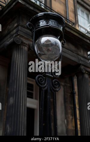 Lampes de rue à l'ancienne dans le quartier de Newtown à Édimbourg Banque D'Images