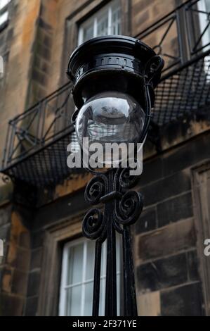 Lampes de rue à l'ancienne dans le quartier de Newtown à Édimbourg Banque D'Images