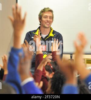 PETER CROUCH EST UN PERCUTEUR ET UN ATTAQUANT DE L'ANGLETERRE. Lecture de livres avec des écoliers. 5/3/10. PHOTO DAVID ASHDOWN Banque D'Images