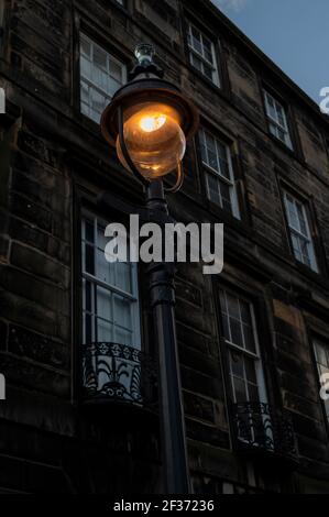 Lampes de rue à l'ancienne dans le quartier de Newtown à Édimbourg Banque D'Images