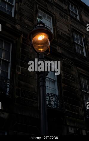 Lampes de rue à l'ancienne dans le quartier de Newtown à Édimbourg Banque D'Images