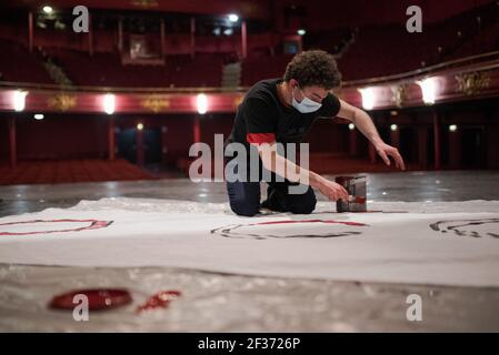 Un homme dessine une bannière reaing 'occupé' au Théâtre Sebastopol, car le Théâtre du Nord est encore occupé par des étudiants pour demander la réouverture des lieux culturels, le 15 mars 2021, Lille, France. Photo de Julie Sebadelha/ABACAPRESS.COM Banque D'Images