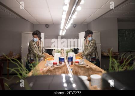 Une femme met de la nourriture au Théâtre Sebastopol car le Théâtre du Nord est encore occupé par des étudiants pour demander la réouverture des lieux culturels, le 15 mars 2021, Lille, France. Photo de Julie Sebadelha/ABACAPRESS.COM Banque D'Images