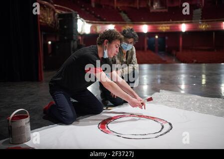 Un homme dessine une bannière reaing 'occupé' au Théâtre Sebastopol, car le Théâtre du Nord est encore occupé par des étudiants pour demander la réouverture des lieux culturels, le 15 mars 2021, Lille, France. Photo de Julie Sebadelha/ABACAPRESS.COM Banque D'Images