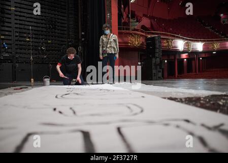 Un homme dessine une bannière au Théâtre Sebastopol car le Théâtre du Nord est encore occupé par des étudiants pour demander la réouverture des lieux culturels, le 15 mars 2021, Lille, France. Photo de Julie Sebadelha/ABACAPRESS.COM Banque D'Images