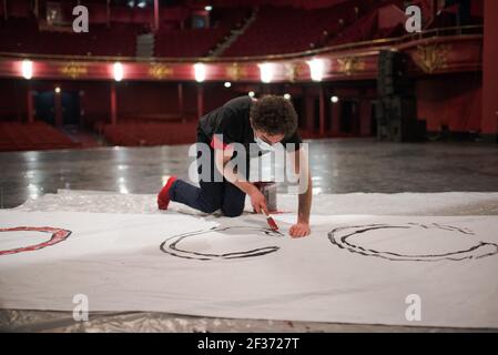 Un homme dessine une bannière reaing 'occupé' au Théâtre Sebastopol, car le Théâtre du Nord est encore occupé par des étudiants pour demander la réouverture des lieux culturels, le 15 mars 2021, Lille, France. Photo de Julie Sebadelha/ABACAPRESS.COM Banque D'Images