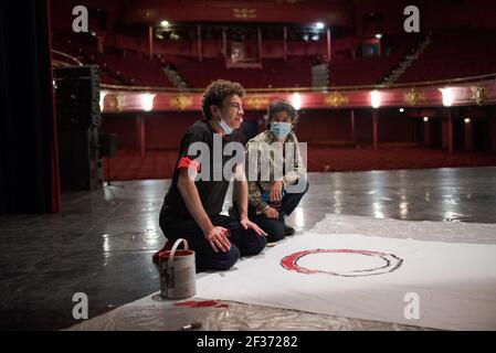Un homme dessine une bannière reaing 'occupé' au Théâtre Sebastopol, car le Théâtre du Nord est encore occupé par des étudiants pour demander la réouverture des lieux culturels, le 15 mars 2021, Lille, France. Photo de Julie Sebadelha/ABACAPRESS.COM Banque D'Images