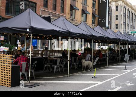 New York, États-Unis - octobre 10 2020 : un restaurant en plein air dans le centre de Manhattan. Cuisine extérieure Covid Banque D'Images