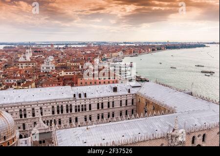 Vue aérienne depuis le Campanile de la place Saint-Marc sur la basilique et le Palais des Doges, ainsi qu'au loin sur Venise en Vénétie, en Italie Banque D'Images