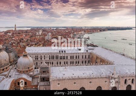 Vue aérienne depuis le Campanile de la place Saint-Marc sur la basilique et le Palais des Doges, ainsi qu'au loin sur Venise en Vénétie, en Italie Banque D'Images