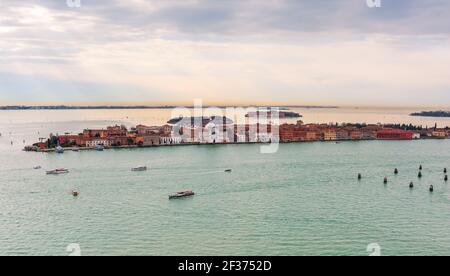 Vue aérienne du lagon et de l'île de Giudecca depuis le Campanile de la place Saint-Marc à Venise en Vénétie, Italie Banque D'Images