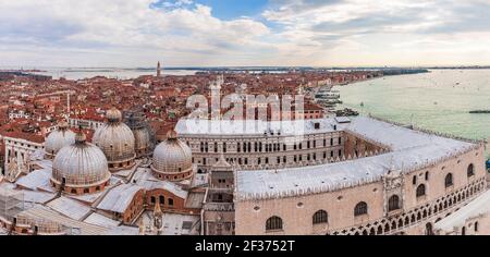 Vue aérienne depuis le Campanile de la place Saint-Marc sur la basilique et le Palais des Doges, ainsi qu'au loin sur Venise en Vénétie, en Italie Banque D'Images