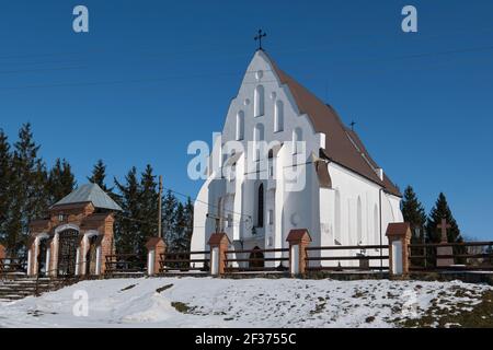 Ancienne église de la Trinité dans le village d'Ishkold, quartier de Baranovichi, région de Brest. L'église de la Trinité est la plus ancienne église sur le territoire de la Biélorussie, était le bu Banque D'Images