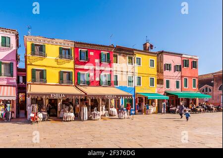 Maisons de pêche colorées typiques sur l'île de Burano à Venise, Italie Banque D'Images