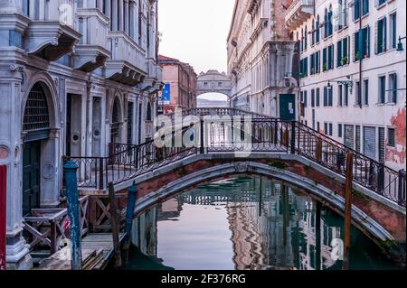 Rio de Palazzo o de Canonica et en arrière-plan le soupir pont dans la matinée à Venise en Vénétie, Italie Banque D'Images