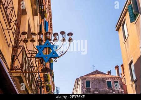 Menorah dans le quartier du ghetto à Venise en Vénétie, Italie Banque D'Images