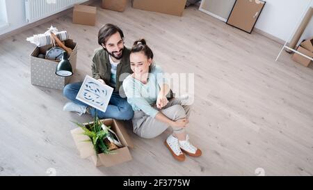 Vue de dessus de jeune couple se déplaçant dans un nouvel appartement, nouveau concept de maison et de relocalisation. Banque D'Images