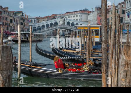 venise italie 18 2020 juillet : pont en marbre du rialto à venise par une magnifique journée ensoleillée Banque D'Images