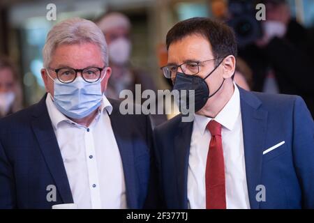 Stuttgart, Allemagne. 15 mars 2021. Guido Wolf (CDU, l), ministre de la Justice et de l'Europe du Bade-Wurtemberg, et Wolfgang Reinhart, président du groupe parlementaire CDU du Parlement de l'État du Bade-Wurtemberg, arrivent à la première réunion du groupe parlementaire du CDU du Bade-Wurtemberg après les élections d'État. Le 14 mars, les citoyens du Bade-Wurtemberg ont élu un nouveau Parlement d'État. Credit: Sebastian Gollnow/dpa/Alay Live News Banque D'Images