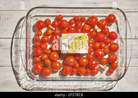 Pâtes feta cuites au four. Fromage feta et tomates dans de l'huile de Chili et d'ail. Utilisez le piment dans le four, il se transforme en une incroyable sauce aux pâtes. Juste un Banque D'Images