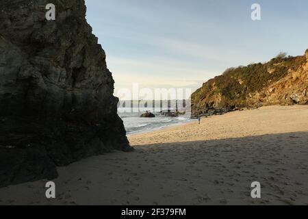 Vagues de l'Atlantique qui balaie la baie de Carlyon en lavant le sable de la plage et se brisant sur les rochers qui suivent de façon spectaculaire une tempête au large du sud Banque D'Images