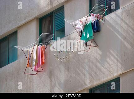 Porte-linge accroché par les fenêtres à Dubaï Banque D'Images