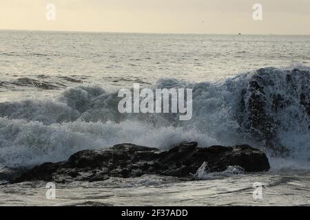 Vagues s'écrasant au-dessus des rochers et sur la plage de Carlyon Bay à l'extérieur de St Austell, en Cornouailles, en Angleterre, suite à une tempête loin de la mer dans l'oce atlantique Banque D'Images