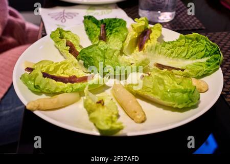 Un gros plan de salade méditerranéenne de bourgeons de laitue et d'anchois. Banque D'Images