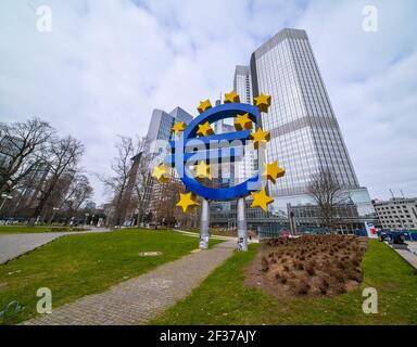 Symbole géant de l'euro sur la place Willy Brandt à Francfort Banque D'Images
