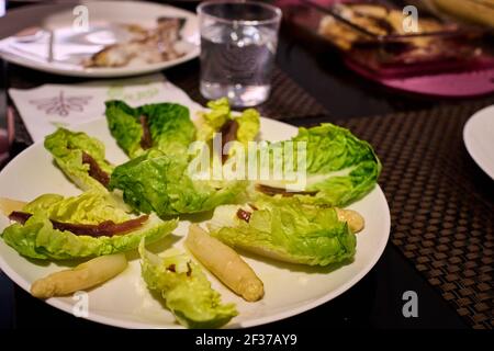 Un gros plan de salade méditerranéenne de bourgeons de laitue et d'anchois. Banque D'Images