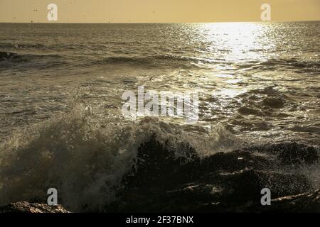 Vagues s'écrasant au-dessus des rochers et sur la plage de Carlyon Bay à l'extérieur de St Austell, en Cornouailles, en Angleterre, suite à une tempête loin de la mer dans l'oce atlantique Banque D'Images