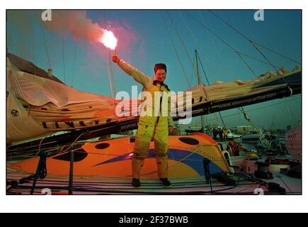 Yachtswoman Ellen MacArthur arrive en Angleterre après sa fin record dans la course Vendee Globe aujourd'hui jeudi 15 février 2001. L'homme de 24 ans du Derbyshire est devenu la plus jeune et la plus rapide femme à parcourir le monde d'une seule main. Ellen a navigué dans le Solent en passant le phare de Needles jusqu'à Southampton Water, en arrivant à Ocean Village Marina Southampton Banque D'Images