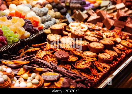 Bonbons traditionnels au célèbre marché de la Boqueria à Barcelone, Catalogne, Espagne. Banque D'Images