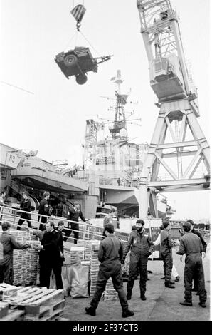 LES FOURNITURES VONT À BORD DU HMS HERMES ALORS QU'ELLE SE PRÉPARE À NAVIGUER POUR LES MALOUINES. 1982 PIC MIKE WALKER, Banque D'Images