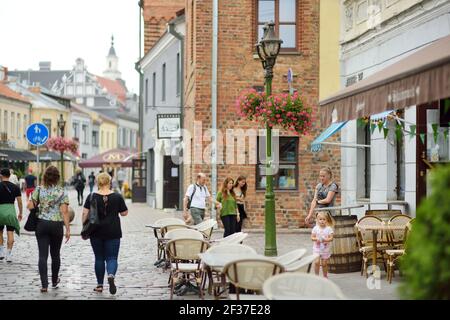 KAUNAS, LITUANIE - 16 AOÛT 2020 : habitants de la ville et touristes se promenant dans la rue Vilnius (Vilniaus gatve) dans la vieille ville médiévale de Kaunas. Banque D'Images